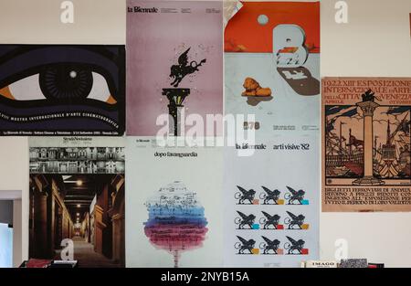 Venise, Italie - 6 septembre 2022 : 59th Biennale d'art de Venise à Venise. De vieilles affiches annonçant la Biennale de Venise présentées dans le pavillon central Banque D'Images