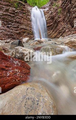 Cascade, Schleifenmühlenklamm, Unterammergau, Alpes d'Ammergauer, haute-Bavière, Bavière, Allemagne, Europe Banque D'Images