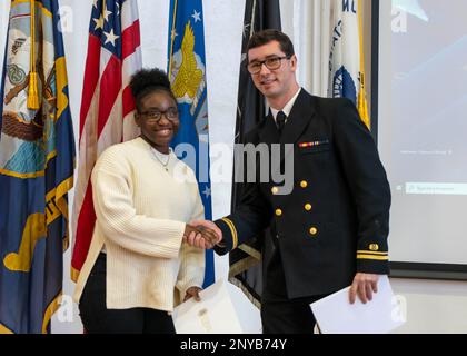 YOKOSUKA, Japon (30 janvier 2023) — Spécialiste culinaire, Matelot de mer, apprenti Alfenique Aspinall, reçoit un certificat de naturalisation du lieutenant j.g. Evan Draym, juge-avocat de l'assistance juridique pour le Bureau régional des services juridiques (RSSO) Pacifique occidental, lors d'une cérémonie de naturalisation des services de citoyenneté et d'immigration des États-Unis, organisée par RSSO Western Pacific au C2 Auditorium à bord Commandant, activités de la flotte Yokosuka (CFAY). Depuis plus de 75 ans, la CFAY fournit, entretient et exploite des installations et des services de base à l'appui des forces navales déployées à l'avant de la flotte américaine 7th, Banque D'Images