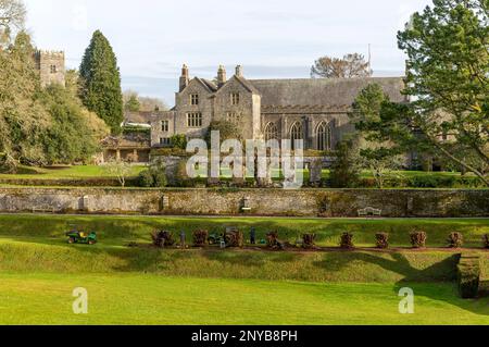 Bâtiment médiéval et jardins du Grand Hall, domaine de Dartington Hall, sud du Devon, Angleterre, Royaume-Uni Banque D'Images