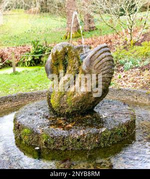 Sculpture de la « fontaine wan » de Willi Soukop 1950 dans le jardin, jardins du domaine de Dartington Hall, sud du Devon, Angleterre, Royaume-Uni Banque D'Images