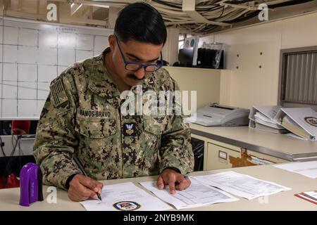 SINGAPOUR (22 février 2023) – classe Yeoman 1st Alejandro Ramos-Bravo termine un rapport de rassemblement à bord du quai de transport amphibie USS Anchorage (LPD 23), le 22 février 2023. Les rapports de Muster vérifient que tout le personnel affecté au navire est présent et est pris en compte. Le groupe de préparation amphibie de l'île de Makin, composé du navire d'assaut amphibie USS Makin Island (LHD 8) et des quais de transport amphibie Anchorage (LPD 23) et USS John P. Murtha (LPD 26), Opère dans la zone d'exploitation de la flotte américaine 7th avec l'unité expéditionnaire maritime 13th embarquée pour améliorer l'interopérabilité avec les alliés et la partie Banque D'Images