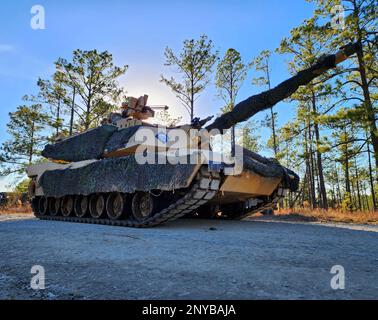 Un char de M1 Abrams effectue des manœuvres à travers une ville dans la boîte au joint Readiness Training Centre de fort Polk, Louisiane 19 janvier 2023. Le 1st Bataillon 37th Armored Regiment, 1st Armored Division et 2nd Stryker Brigade combat Team, 4th Infantry Division ont mené une formation pendant la rotation 23-03. Banque D'Images