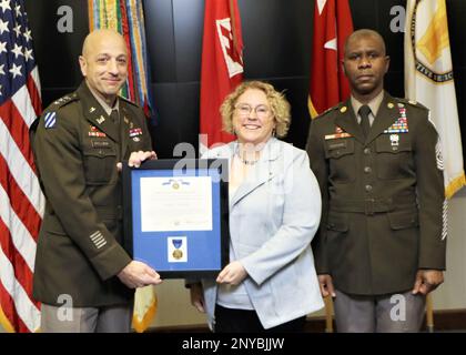 55th Chef des ingénieurs, Lgén Scott A. Spellmon (à gauche) et U.S. Le sergent de commandement du corps des ingénieurs de l'armée, Maj. Patrickson Toussaint (à droite), est photographié avec Karen Baker, ancienne directrice des programmes régionaux de la Division de l'Atlantique Nord et actuelle chef de l'Office des programmes d'énergie renouvelable du Bureau de la gestion de l'énergie océanique, Elle reçoit le Prix du service civil distingué du ministère de l'Armée de terre au nom du secrétaire de l'Armée de terre. Banque D'Images