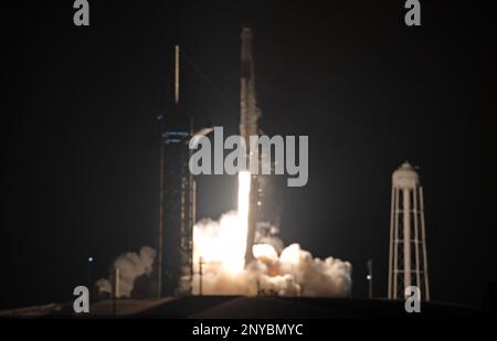 Kennedy Space Center, États-Unis. 02nd mars 2023. Une roquette SpaceX Falcon 9 avec capsule Crew-6 Dragon sort du Launchpad 39A au Kennedy Space Center, Floride, jeudi matin, 12 h 34, 2 mars 2023. La mission Crew-6 de la NASA se rendra à la Station spatiale internationale (ISS) avec les astronautes de la NASA, le pilote Warren 'Woody' Hoburg et le commandant Stephen Bowen, ainsi que le spécialiste de mission des Émirats arabes Unis, le Sultan Alneyadi, et le spécialiste de mission des cosmonautes russes, Andrey Fedyaev. Photo de Pat Benic/UPI crédit: UPI/Alay Live News Banque D'Images