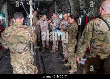 ÉTATS-UNIS Les médecins de l'escadron d'évacuation aérienne expéditionnaire 405th de la Force aérienne expliquent les procédures de chargement du C-130J Super Hercules des patients dans les Medics italiens à la base aérienne Ali Al Salem, au Koweït, le 8 février 2023. Aviateurs du 386th Expeditionary Medical Squadron, 405th EAES, États-Unis Les Services de soutien aux vétérinaires du détachement médical de l'armée 109th et les partenaires de la coalition d'Italie et du Danemark se sont associés pour apprendre à préparer et à charger des patients sur un C-130J Super Hercules. Banque D'Images