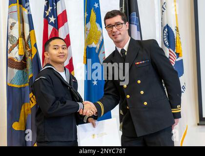 YOKOSUKA, Japon (30 janvier 2023) — l'Hospitalman Cyzar Dioso reçoit un certificat de naturalisation du lieutenant j.g. Evan Draym, juge-avocat de l'assistance juridique pour le Bureau régional des services juridiques (RSSO) Pacifique occidental, lors d'une cérémonie de naturalisation des services de citoyenneté et d'immigration des États-Unis, organisée par RSSO Western Pacific au C2 Auditorium à bord Commandant, activités de la flotte Yokosuka (CFAY). Depuis plus de 75 ans, la CFAY fournit, entretient et exploite des installations et des services de base à l'appui des forces navales déployées à l'avant de la flotte américaine 7th, des commandements de locataires et des milliers de Banque D'Images