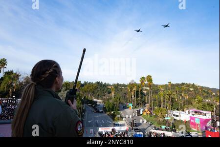 ÉTATS-UNIS Sarah Brandt, capitaine de la Force aérienne, instructeur du 37th e Escadron de bombe, officier des systèmes d'armes affecté à la base aérienne d'Ellsworth, Dakota du Sud, utilise une radio mobile terrestre pour communiquer avec l'équipage de deux lanceuses B-1B de la 7th e Escadre Bomb, Dyess AFB, Texas, le 2 janvier 2023. Le B-1s a effectué un survol du Rose Bowl Game 109th et de la Rose Parade 134th, démontrant l'interopérabilité des Bomb Wings 28th et 7th. Banque D'Images