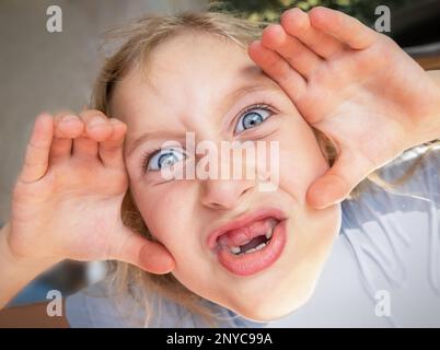 Fille grimaces fait des visages et joue l'idiot Banque D'Images