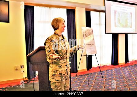 Aumônier (lieutenant-colonel) Amy Noble, avec le bureau de soutien religieux de la garnison de fort McCoy, donne la bénédiction et la prière finale le 19 janvier 2023, au cours de la 2023 fort McCoy, Wisconsin, Martin Luther King Jr Journée de célébration au centre communautaire McCoy. Des dizaines de personnes ont assisté à l'événement coordonné par le Bureau de l'égalité des chances de fort McCoy. Marcus Gentry, innovateur, conférencier et consultant, a servi de conférencier invité. Banque D'Images