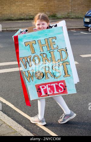 Twickenham, Londres, Royaume-Uni. 02nd mars 2023. Huit fille de 8 ans / élève / enfant / enfant / étudiant va à l'école vêtu d'un livre (les pires animaux du monde: Par l'auteur David Walliams) pour célébrer la Journée mondiale du livre. La Journée mondiale du livre est un événement caritatif qui se tient chaque année au Royaume-Uni et en Irlande le premier jeudi de mars. Crédit : David Gee/Alay Live News. (133) Banque D'Images