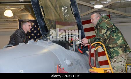 La Garde nationale de Chypre le colonel Georgios Ioannou, l'attaché militaire, aérien et naval de la Défense, de droite, et le colonel Derek. B. Routt, commandant de l'escadre du 177th Fighter, discute des États-Unis Force aérienne F-16C Faucon Faucon le 10 janvier 2023, à la base de la Garde nationale aérienne d'Atlantic City, canton d'Egg Harbour, New Jersey. La réunion a été la première d'une série de visites dans diverses installations de la Garde nationale du New Jersey pour la direction de la République de Chypre, puisque le pays a été nommé le plus récent partenaire du New Jersey dans le programme de partenariat d'État. Banque D'Images