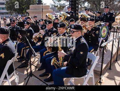 La bande militaire de 106th a joué à l'inauguration du gouverneur de l'État de l'Arkansas en 47th sur les marches du capitole de l'État à Little Rock, Arkansas, 10 janvier 2023. La gouverneure Sarah Huckabee Sanders a prononcé son discours inaugural après avoir prêté serment et être devenue la première femme gouverneur de l'Arkansas. Banque D'Images