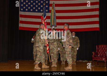 ÉTATS-UNIS Le général de division de l'armée David Ling, commandant général du Commandement du soutien du Théâtre de 79th, reçoit les couleurs organisationnelles des États-Unis Armée Brig. Le général Christopher Barra, commandant sortant du Commandement du maintien de la paix 451st (expéditionnaire), le 8 janvier 2023, à la base aérienne de McConnell, Kansas. Le 451st a été la dernière affectation de Barra, qui comprend une carrière de 33 ans en service actif et dans la Réserve de l’Armée de terre. Banque D'Images