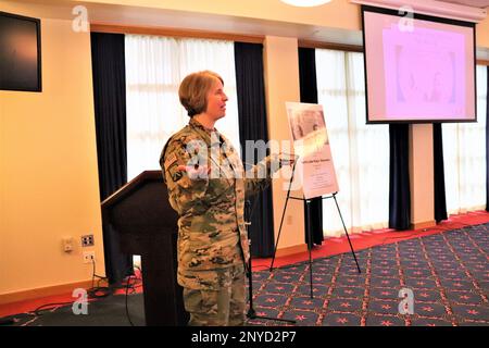 Aumônier (lieutenant-colonel) Amy Noble, avec le bureau de soutien religieux de la garnison de fort McCoy, donne la bénédiction et la prière finale le 19 janvier 2023, au cours de la 2023 fort McCoy, Wisconsin, Martin Luther King Jr Journée de célébration au centre communautaire McCoy. Des dizaines de personnes ont assisté à l'événement coordonné par le Bureau de l'égalité des chances de fort McCoy. Marcus Gentry, innovateur, conférencier et consultant, a servi de conférencier invité. Banque D'Images