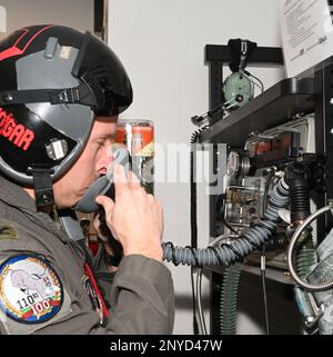 Le colonel Mathew Calhoun, commandant de la 131st Escadre de la bombe, effectue des vérifications de l'équipement en amont à la base aérienne de Whiteman, Missouri, le 2 février 2023. Avant de voler Calhoun va à son casier d'équipement de vol d'avion pour mettre sur l'équipement de vol. Banque D'Images