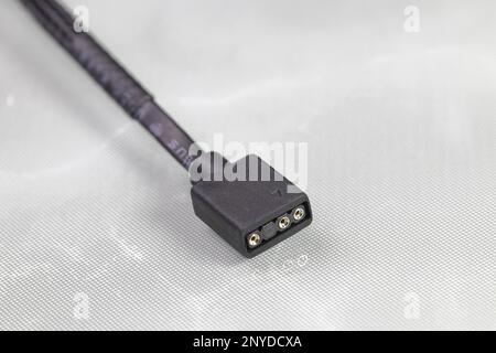 MICRO-CONNECTEURS 3 broches, embase RGB 2 adressable, ARGB 3 broches 5V dans un ordinateur moderne pour boîtier d'ordinateur décoré isolé sur une surface de réflexion. Banque D'Images