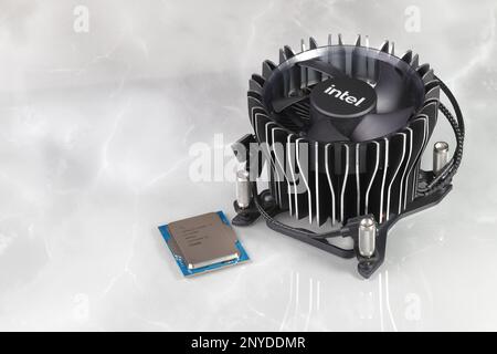 Gros plan processeur haute performance avec nouveau dissipateur thermique actif en aluminium et cuivre isolé sur fond blanc. Banque D'Images