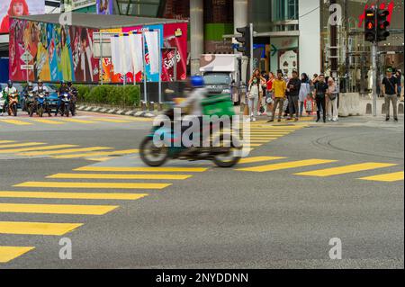 Une moto en mouvement traverse le Shibuya style Crossing à Bukit Bintang, Kuala Lumpur, Malaisie Banque D'Images