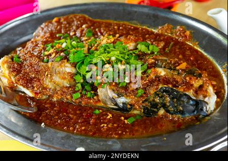 Dîner à la tête de poisson à la vapeur dans la sauce Chili Banque D'Images