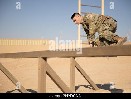 Le capitaine Nicolas Bauer, un juge-avocat-général, 1st Theatre Sustainment Command, termine la six-voûte lors de la préévaluation de l'assaut aérien à Camp Buehring, au Koweït, le 6 janvier 2023. Les soldats étaient tenus de suivre un cours sur les obstacles à neuf événements comme condition préalable à l'école d'agression aérienne. Banque D'Images