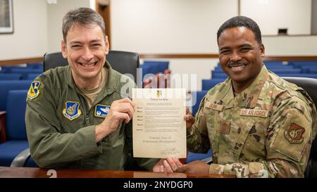 Le colonel Andrew Roddan, commandant de l’escadre de transport aérien 374th, et le Sgt. Jerry Dunn, chef de commandement de l’AW 374th, détiennent une déclaration signée pour la nouvelle “Yokota University” à la base aérienne de Yokota, au Japon, le 30 janvier 2023. L'université de Yokota a été créée par le conseil de développement professionnel de Yokota, composé de dirigeants de l'équipe de Yokota qui sont passionnés par l'organisation de séminaires de développement professionnel pour tous les aviateurs de l'installation. Banque D'Images