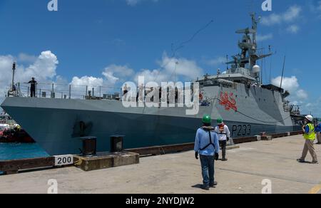 230215-N-EJ241-1058 DIEGO GARCIA, territoire britannique de l'océan Indien – HMS Tamar (P233), le quatrième des cinq navires de patrouille offshore de la classe du Lot 2 exploités par la Royal Navy, arrive à Diego Garcia pour une visite portuaire prévue le 15 février 2023. La visite a souligné l'importance stratégique de Diego Garcia pour une Indo-Pacifique durable et libre en permettant la présence, en assurant l'accès, et en fournissant la défense aux biens communs mondiaux. Banque D'Images