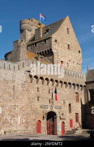 Hôtel de ville dans l'ancien Château de Saint-Malo (commencé en 15th cent.). Saint-Malo (ville portuaire fortifiée dans le nord-ouest de la France sur la Manche). Sous-p Banque D'Images