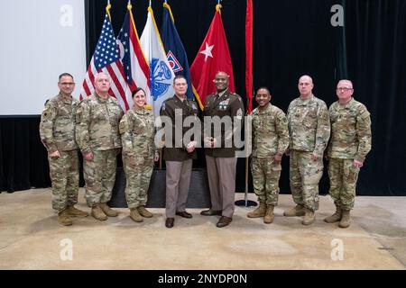 Brig. Le général Thomas E. Moore, au centre à gauche, représente une photo avec le commandant principal des sergents de la Garde nationale de l’Armée de l’Ohio lors de sa cérémonie de retraite au Major général Robert S. Beightler Armory, à Columbus, Ohio, le 19 janvier 2023. De gauche à droite, on peut voir le Sgt de commandement Scott M. Barga, Commandement des troupes spéciales de la Garde nationale de l'Armée de l'Ohio (provisoire); le Sgt de commandement John Botts, équipe de combat de la Brigade d'infanterie 37th (arrière); le Sgt de commandement Shelby Kolb, brigade d'artillerie de défense aérienne 174th; le Sgt de commandement Sheldon Chambliss, sergent de commandement OHARNG, sergent de commandement du Commandement d'état; le Major Commandant Sgt. Maj. Abraham Joh Banque D'Images