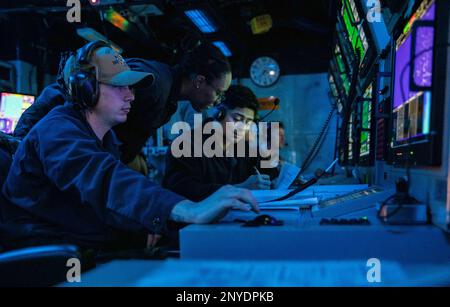 MER BALTIQUE (24 janvier 2023) les marins surveillent des consoles dans la salle de contrôle du sonar à bord du destroyer de missile guidé de classe Arleigh Burke USS Roosevelt (DDG 80) lors d'un exercice de cible d'entraînement antisous-marin mobile (EMATTEX), le 24 janvier 2023. Roosevelt est en cours de déploiement aux États-Unis Marine Forces Europe zone d'opérations, employée par les États-Unis Sixième flotte pour défendre les intérêts des États-Unis, des alliés et des partenaires. Banque D'Images