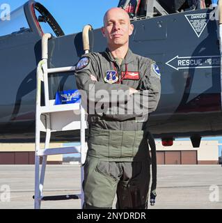 Le colonel Mathew Calhoun, commandant de l'escadre de la bombe 131st, pose une photo après son vol à la base aérienne de Whiteman, Missouri, le 2 février 2023. La famille et les amis de Calhoun se réunissent pour célébrer avec lui. Banque D'Images