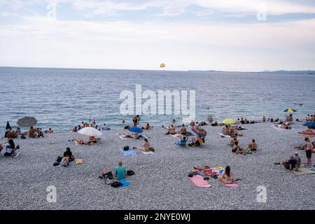 France, Provence Alpes Côte d'Azur, Alpes-Maritimes, Nice, 2022-08-10. Tourisme et vie quotidienne pendant les vacances d'été à Nice dans les Alpes Maritimes Banque D'Images