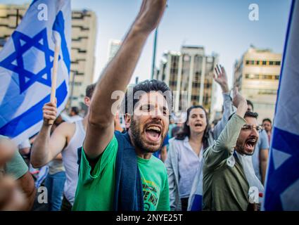 Tel Aviv, Israël. 01st mars 2023. Les manifestants israéliens chantent des slogans lors d'une manifestation à tel Aviv. La police israélienne a tiré des grenades lapiantes et des éraflures ont éclaté mercredi à tel-Aviv et à Jérusalem lors d'une « période de perturbations » nationale, ce qui a augmenté l'intensité des protestations contre un plan gouvernemental de refonte du système judiciaire. Crédit : SOPA Images Limited/Alamy Live News Banque D'Images