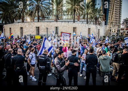 Tel Aviv, Israël. 01st mars 2023. Les manifestants tiennent des pancartes et des drapeaux israéliens lors d'une démonstration à tel-Aviv. La police israélienne a tiré des grenades lapiantes et des éraflures ont éclaté mercredi à tel-Aviv et à Jérusalem lors d'une « période de perturbations » nationale, ce qui a augmenté l'intensité des protestations contre un plan gouvernemental de refonte du système judiciaire. Crédit : SOPA Images Limited/Alamy Live News Banque D'Images