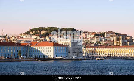 Panorama urbain de Lisbonne, capitale du Portugal. Centre-ville historique vu depuis le Tage au coucher du soleil. Banque D'Images