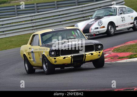 Adam Simmonds, Ford Mustang, Andrew Walton, Porsche 911, HSCC Historic Road Sports Championship, vingt minutes de course avec des sports de production Banque D'Images