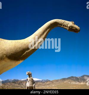 CABAZON, CA, Etats-Unis AOÛT 09 2016 : les dinosaures géants parcourent les terrains juste à côté de l'Interstate à Cabazon, en Californie. Les dinosaures ont été utilisés top Draw tou Banque D'Images