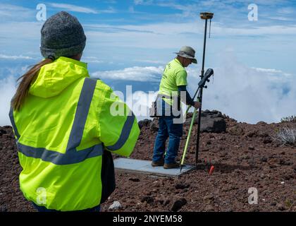 Les entrepreneurs prennent des mesures topographiques avant d'effectuer des essais et d'excaver des sols contaminés sur le site optique et superinformatique de la Force aérienne de Maui, sur l'île de Maui, à Hawaï, le 21 février 2023. Les entrepreneurs ont utilisé divers équipements pour identifier et cartographier les tuyaux et les fils des services publics sous le sol afin de s'assurer que l'excavation du sol contaminé est conforme aux exigences légales et sensible aux impératifs locaux et culturels. Banque D'Images