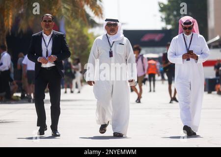 Sakhir, Bahreïn. 2nd mars 2023. HRH le prince Salman bin Hamad Al Khalifa (au centre) est vu dans le paddock devant Bahreïn Grand Prix du Championnat du monde de Formule 1 2023 au circuit international de Bahreïn sur 2 mars 2023 à Bahreïn, Bahreïn. (Credit image: © Beata Zawrzel/ZUMA Press Wire) USAGE ÉDITORIAL SEULEMENT! Non destiné À un usage commercial ! Crédit : ZUMA Press, Inc./Alay Live News Banque D'Images