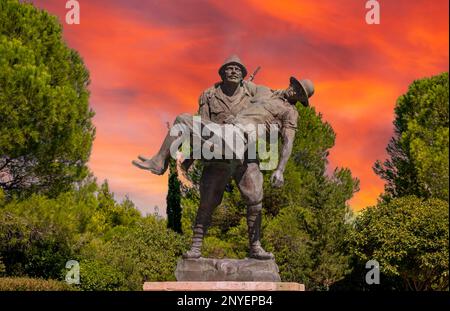 Gelibolu, Çanakkale, Turquie - 26 septembre 2021 : un monument au soldat turc qui a porté le blessé officier australien et aidé, Gallipoli Banque D'Images