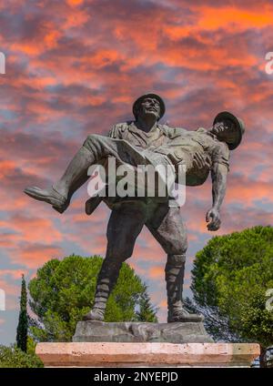 Gelibolu, Çanakkale, Turquie - 26 septembre 2021 : un monument au soldat turc qui a porté le blessé officier australien et aidé, Gallipoli Banque D'Images