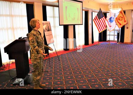 Aumônier (lieutenant-colonel) Amy Noble, avec le bureau de soutien religieux de la garnison de fort McCoy, donne la bénédiction et la prière finale le 19 janvier 2023, au cours de la 2023 fort McCoy, Wisconsin, Martin Luther King Jr Journée de célébration au centre communautaire McCoy. Des dizaines de personnes ont assisté à l'événement coordonné par le Bureau de l'égalité des chances de fort McCoy. Marcus Gentry, innovateur, conférencier et consultant, a servi de conférencier invité. Banque D'Images