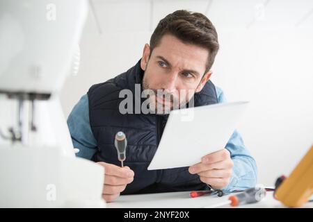 homme pendant la réparation et la réparation concept Banque D'Images