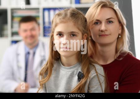 Portrait de la mère et de la fille sur fond de médecin pédiatre Banque D'Images