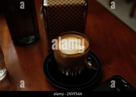 Une tasse de latte avec de beaux art latte Banque D'Images