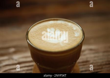 Une tasse de latte avec de beaux art latte Banque D'Images
