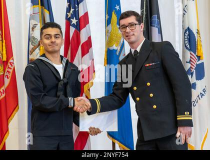 YOKOSUKA (Japon) (30 janvier 2023) — le Matte Seaman de Boatswain Ian Diaz reçoit un certificat de naturalisation du lieutenant j.g. Evan Draym, juge-avocat de l'assistance juridique pour le Bureau régional des services juridiques (RSSO) Pacifique occidental, lors d'une cérémonie de naturalisation des services de citoyenneté et d'immigration des États-Unis, organisée par RSSO Western Pacific au C2 Auditorium à bord Commandant, activités de la flotte Yokosuka (CFAY). Depuis plus de 75 ans, la CFAY fournit, entretient et exploite des installations et des services de base à l'appui des forces navales déployées par l'avant de la flotte américaine 7th, des commandements des locataires, et toi Banque D'Images