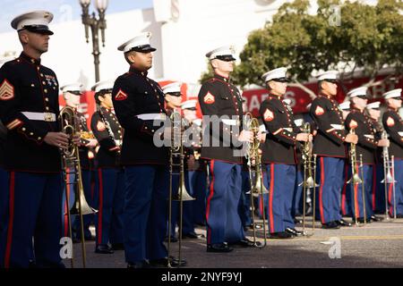 ÉTATS-UNIS Les Marines avec la bande composite de la côte Ouest du corps des Marines des États-Unis se tiennent au repos modifié de parade pendant la Rose Parade à Pasadena, en Californie, le 2 janvier 2023. Les Marines de la bande de la Division Marine de 1st, de la bande de l'escadre de l'aéronef Marine de 3rd et de la bande Marine de San Diego se sont réunies pour former la bande composite. Ils jouaient de la musique militaire traditionnelle pour mettre en valeur le patriotisme et la cohésion entre l'armée et le peuple américain. Banque D'Images