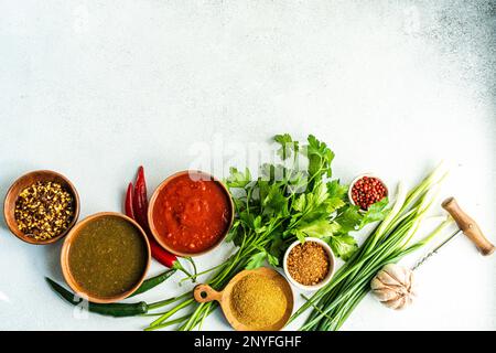 Concept alimentaire géorgien traditionnel avec épices, sauces sur table en béton Banque D'Images