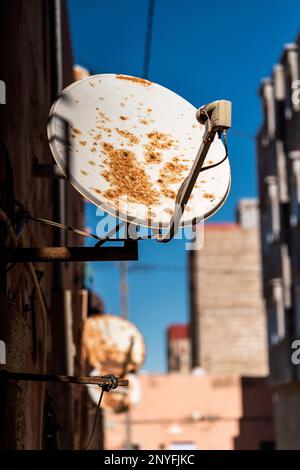 Ancienne antenne de forme ronde avec de la rouille accrochée à la construction métallique sur le bâtiment sur la rue de Mauritanie Banque D'Images